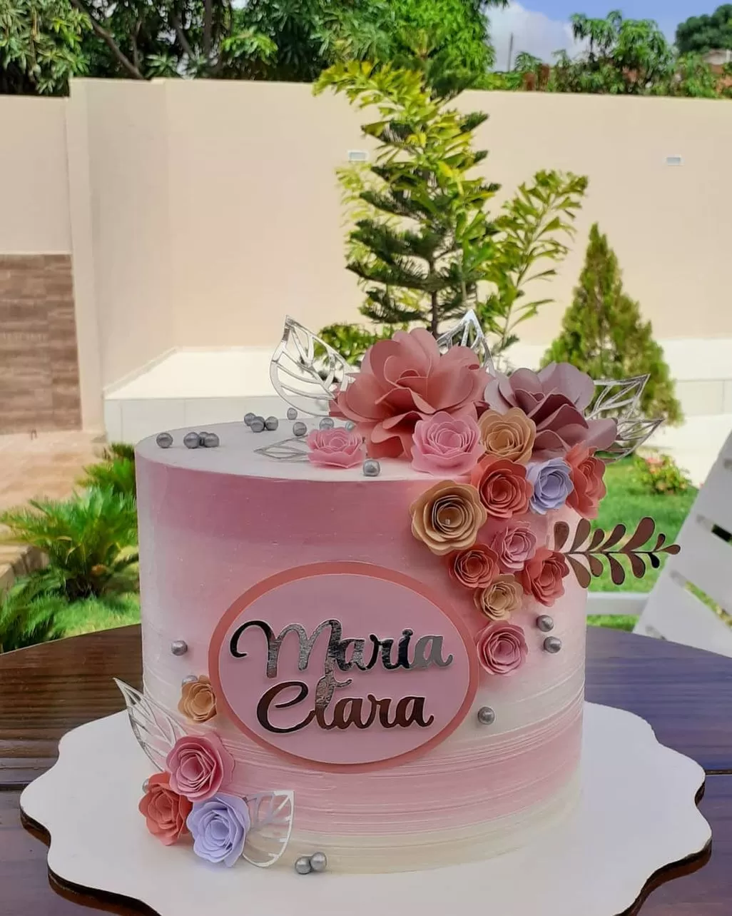 Bolo de aniversário feminino simples decorado com rosas de