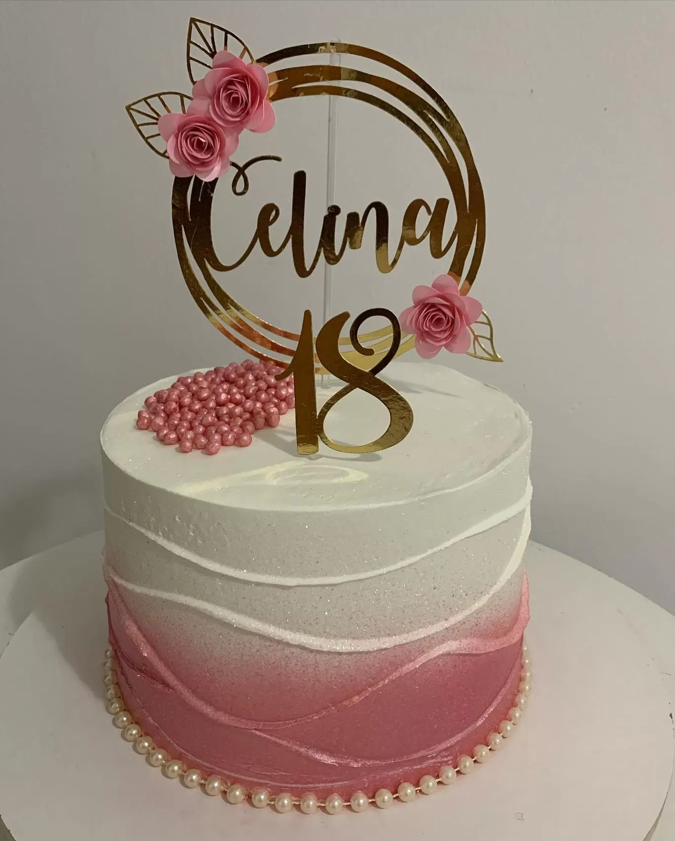 Bolo feminino delicado  Decoração do bolo de aniversário, Bolo, Plaquinha  para bolo