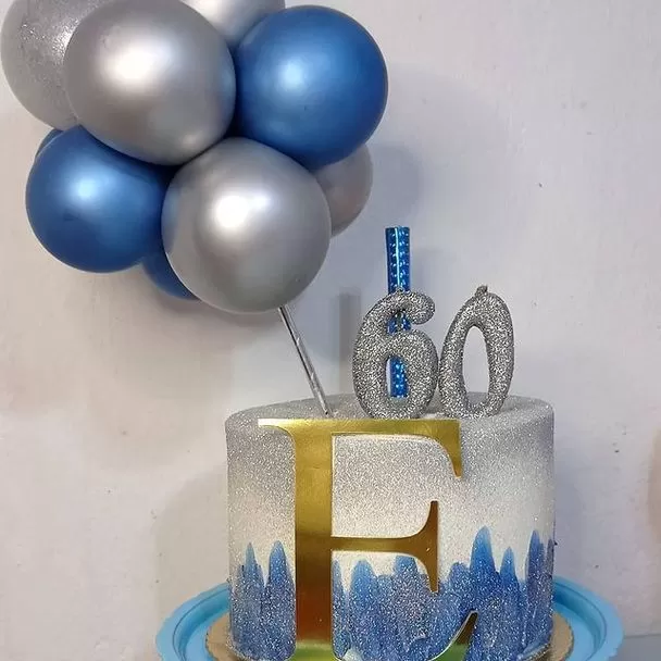 Bolo azul com prata feminino  Bolo, Bolos de aniversário, Bolos de  aniversário bonitos