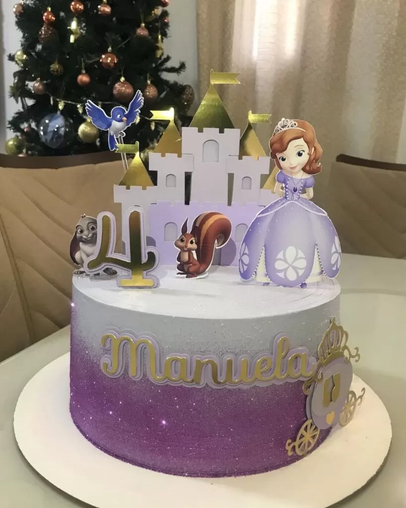 bolo de aniversário infantil com tema as princesas 